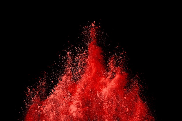 黒で爆発する赤い色の粉末の凍結運動