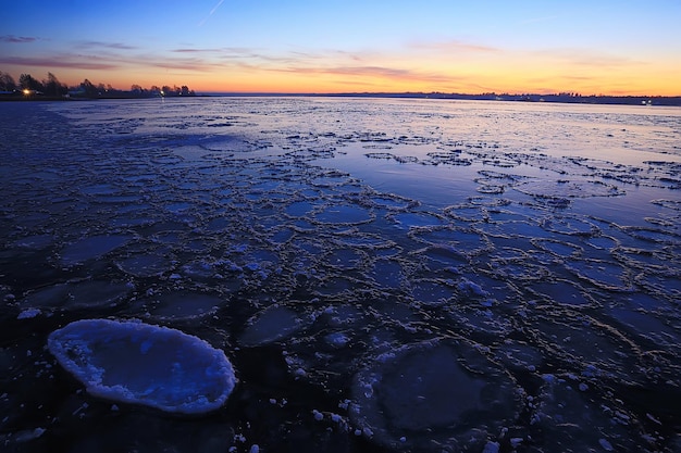 凍結する海氷の丸い部分、海の背景の冬の気候の海岸