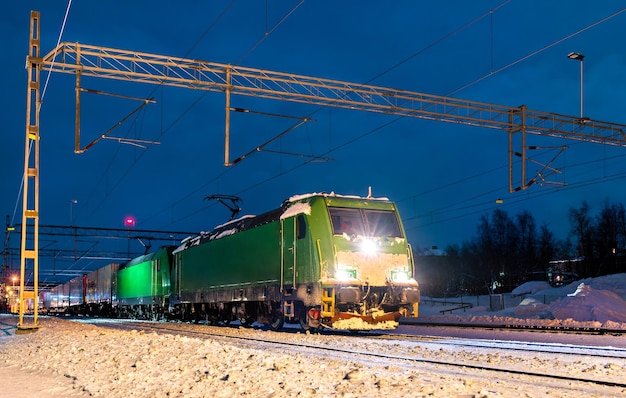 Treno merci ad abisko in svezia