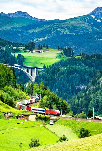 オーストリアアルプスのブレンナー鉄道での貨物列車