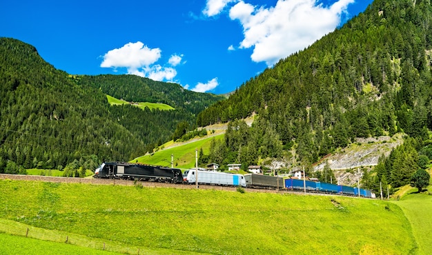 Treno merci presso la ferrovia del brennero nelle alpi austriache