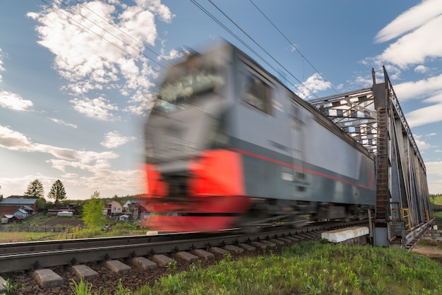 Treno merci in movimento