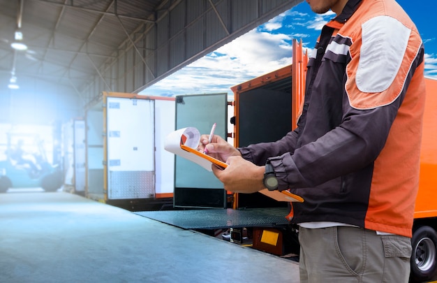 Foto trasporto merci e magazzino logistico