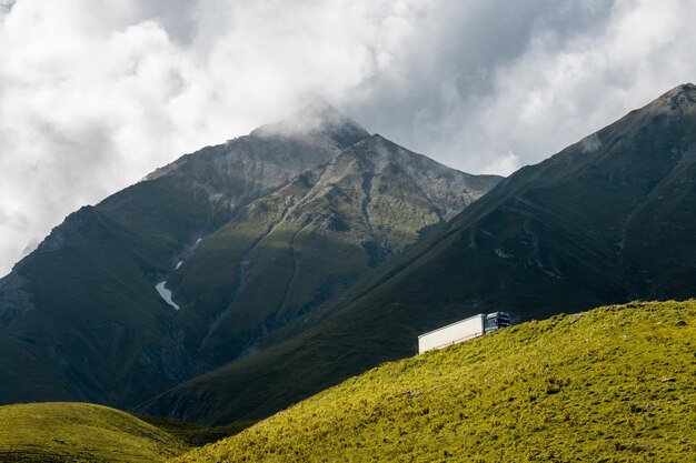 Foto camion merci sulla strada del passo di montagna