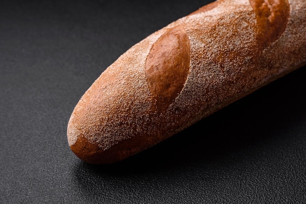 Французский багет-хлеб на темном бетонном фоне Приготовление вкусной брушетты дома