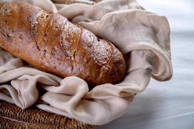 木製の背景にナプキンとプレート内のフランスのパンのバゲット