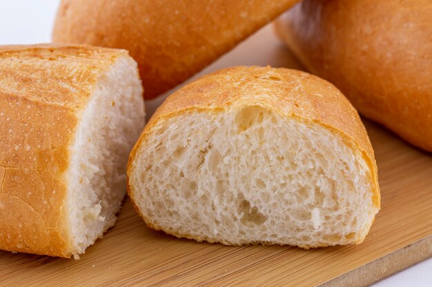 Pane francese isolato su bianco