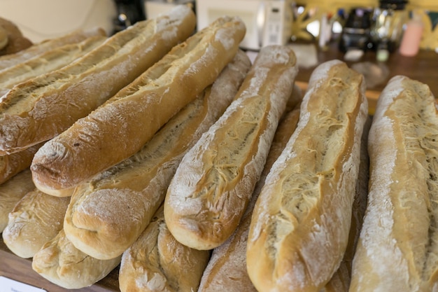 素朴なテーブルの上のフランスのパン、フランスのパン