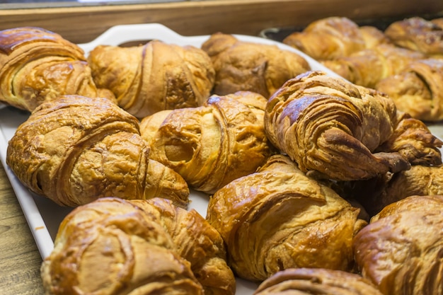 素朴なテーブルの上のフランスのパン、フランスのパン