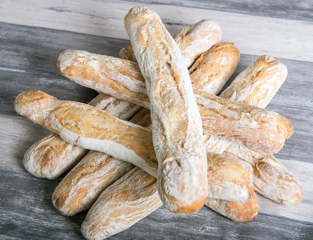 시골 풍 테이블에 프랑스 빵