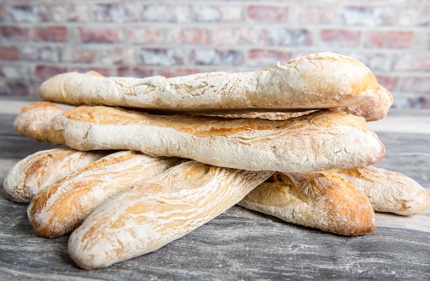 Французский хлеб на деревенском столе