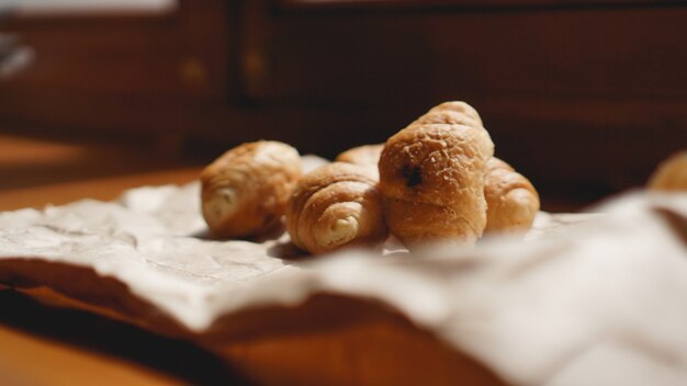 Colazione francese con croissant, stoviglie kraft su carta kraft. mini croissant