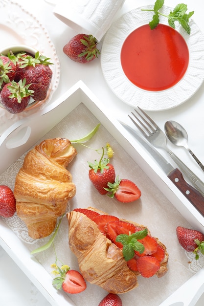 흰색 배경에 크로 딸기 잼 프랑스 아침 식사