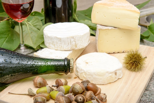 Foto formaggi francesi con una bottiglia di sidro