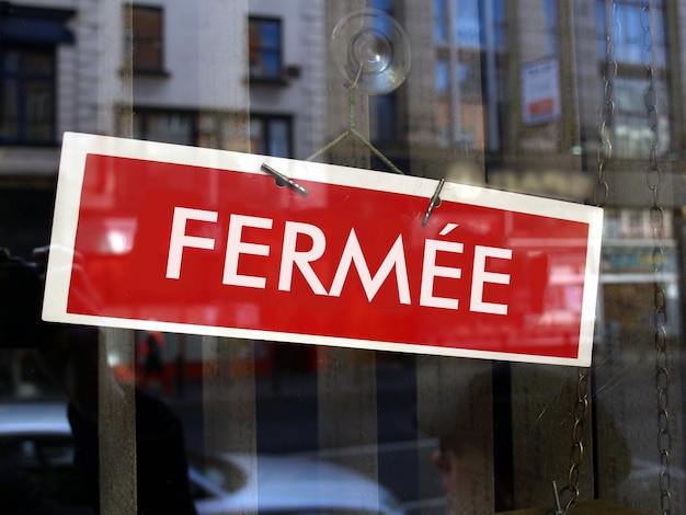 French closed shop sign