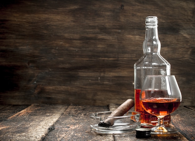 Cognac francese con un sigaro fumante