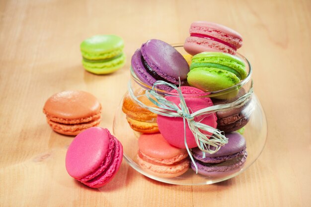 Французские красочные Macarons в стакане