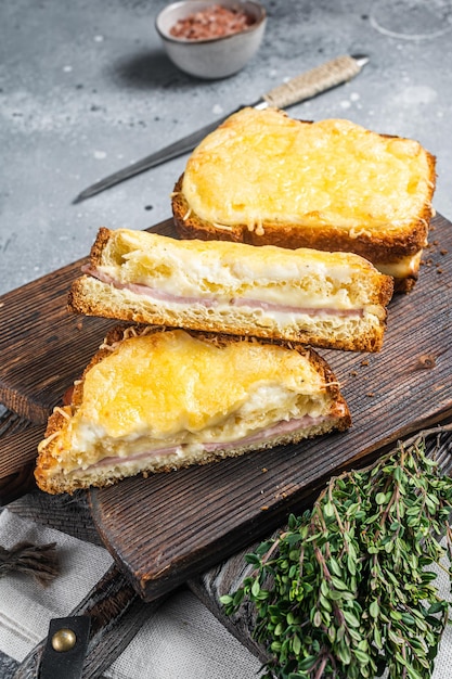 Французский сэндвич Croque Monsieur с сыром, ветчиной грюйер и соусом бешамель Серый фон Вид сверху