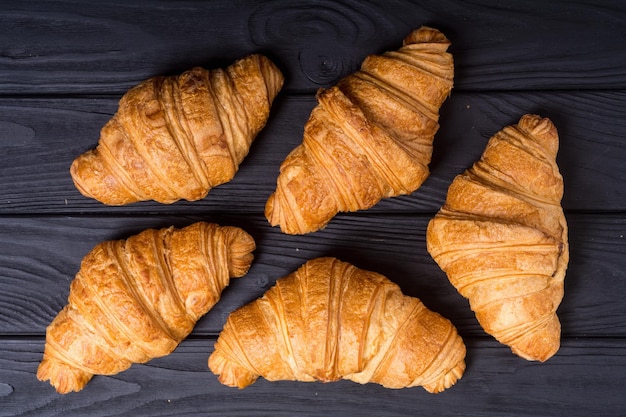 Французский вкусный завтрак Круассаны на деревянном фоне