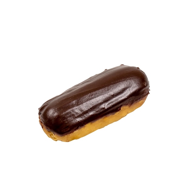 Eclair francese isolato su una superficie bianca.