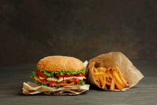 フライドポテトと素朴なスタイルの美味しくてジューシーなバージ