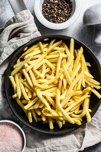 Patate fritte in padella.