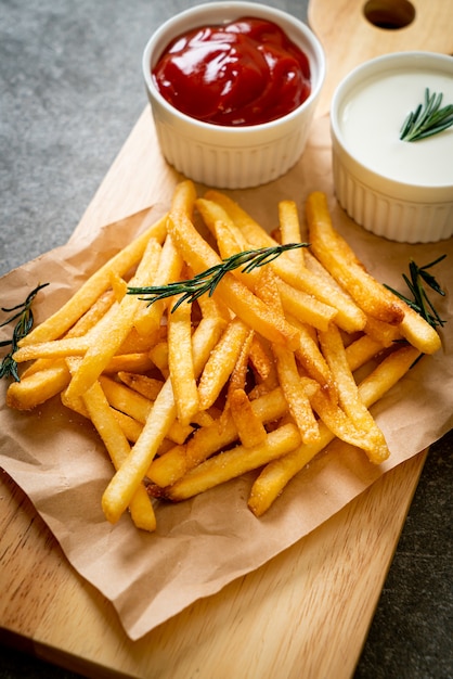 Фото Картофель фри или картофельные чипсы со сметаной и кетчупом