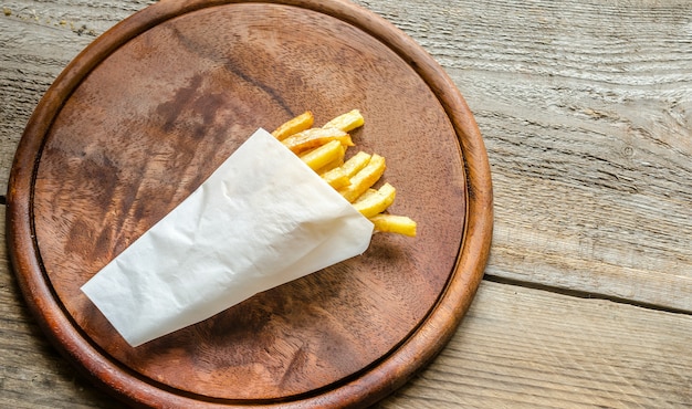 Photo french fries in a paper wrapper