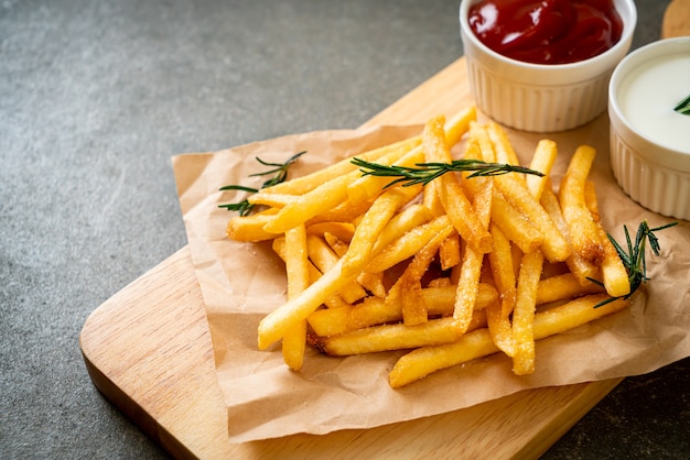 Photo french fries or potato chips with sour cream and ketchup