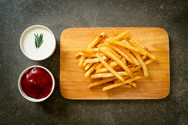 Картофель фри или картофельные чипсы со сметаной и кетчупом