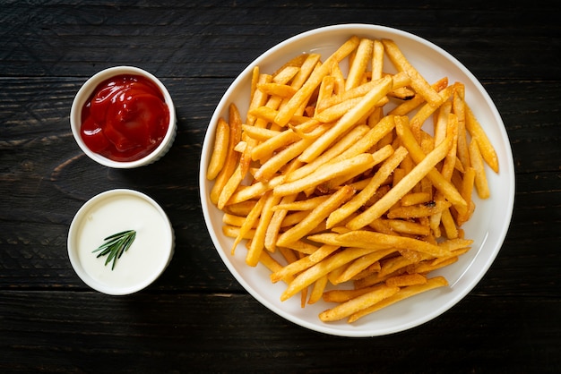 Foto patatine fritte o patatine con panna acida e ketchup