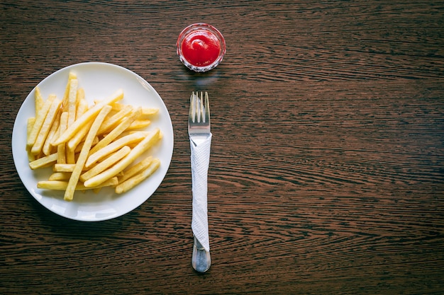 Patate fritte sul piatto bianco