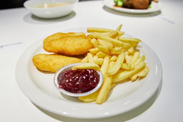 Foto patatine fritte con bocconcini di pollo e salsa