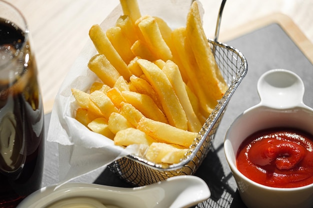 Photo french fries with different sauces