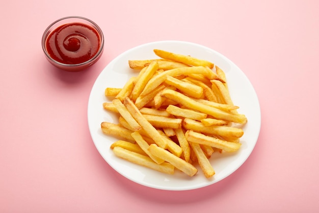 Photo french fries with ketchup in bowl on pink background