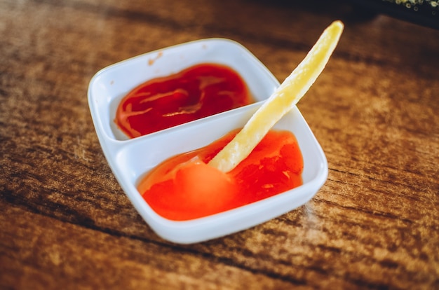 Patatine fritte con ketchup, fuoco stretto