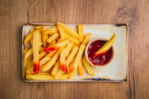 Patate fritte con ketchup su un piatto