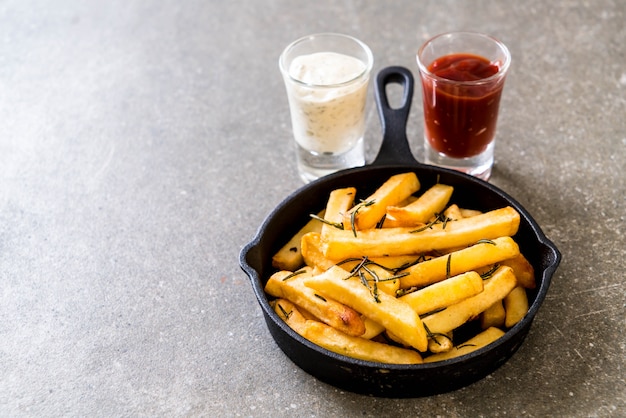 Foto patatine fritte con salsa