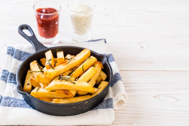 Photo french fries with sauce