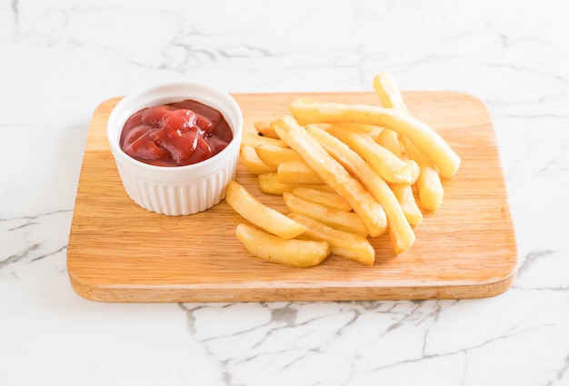 french fries with tomato sauce 