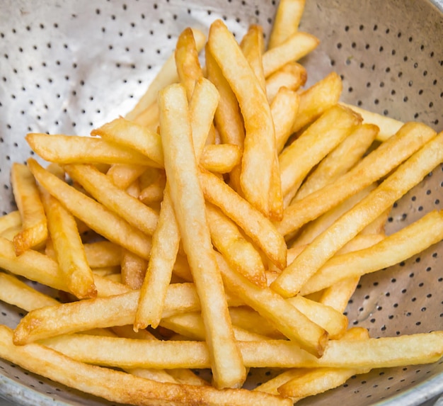 Photo french fries on a wooden background