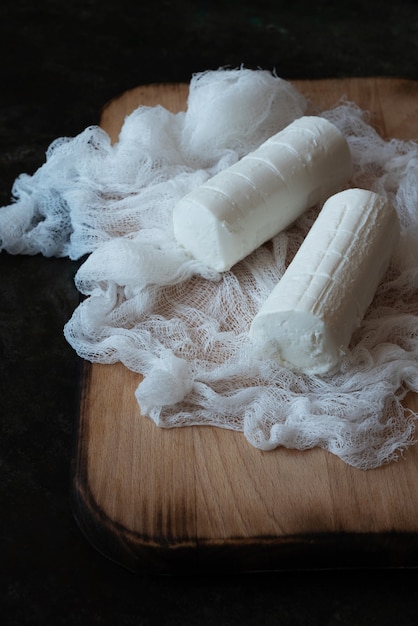 Photo french goat cheese, soft cheese, traditional appetizer, snack, dessert over a rustic metal background. close up