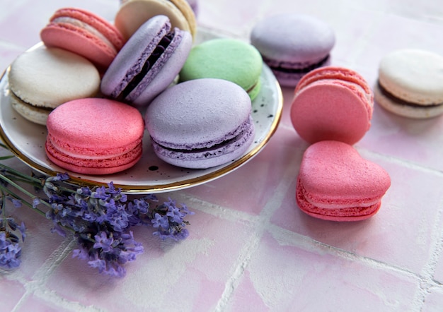 Macarons francesi con diversi gusti e fiori di lavanda freschi