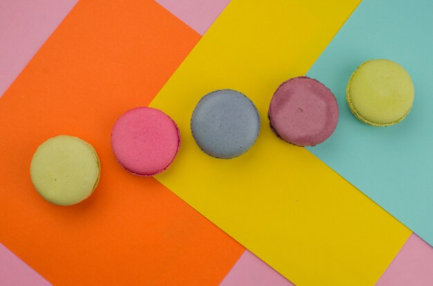 Photo french macaroon cake. macaroons in box with dried flowers