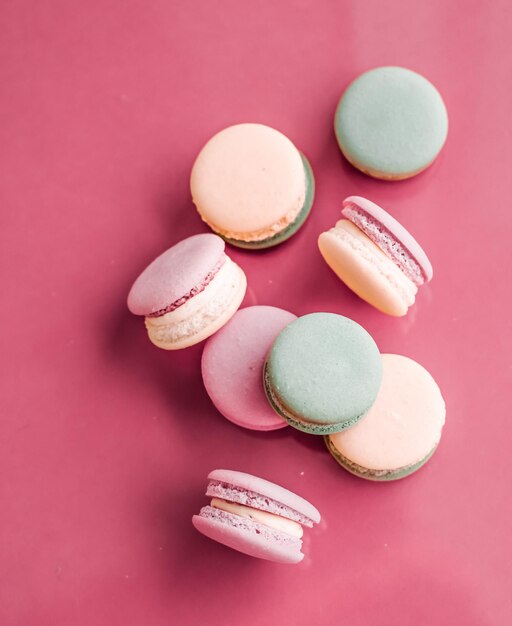 Amaretti francesi su sfondo rosa pastello parigino chic cafe dessert cibo dolce e torta macaron per il design di sfondo vacanza marchio di pasticceria di lusso