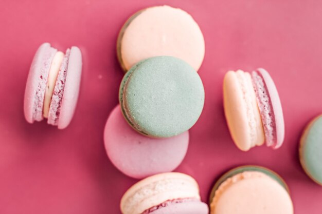 Французские макаруны на пастельно-розовом фоне парижское шикарное кафе десерт сладкая еда и пирожные макарон для роскошного кондитерского бренда праздничный дизайн фона