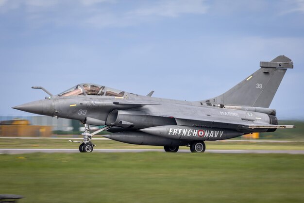 Foto atterraggio di hawkeye e2 della marina francese e decolli di rafael