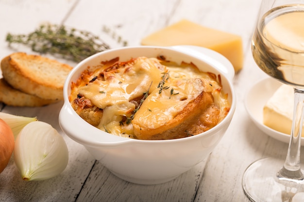 Foto zuppa di cipolle francese con timo