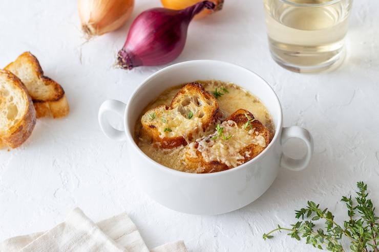 Photo トーストとチーズのフレンチオニオンスープ。フランス料理。ベジタリアンフード。