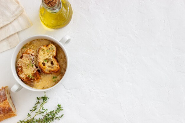 Французский луковый суп с тостами и сыром. Французская кухня. Вегетарианская пища.